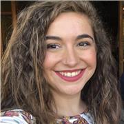 Profesora de inglés imparte clase a niños de todas las edades presencial u online